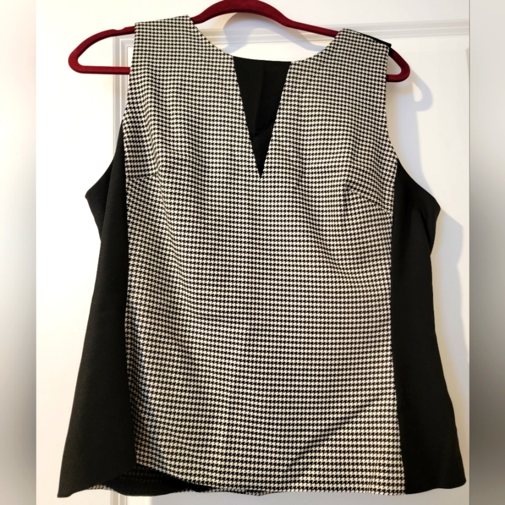 WHBM  sleeveless fitted top. Black and white houndstooth NWT